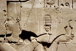 Oud Egypte, Muur schildering/gravure, De farao Ptolemaeus schudt een sistrum en offert wierook, Tempel van Horus, Edfu