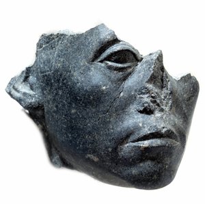 Oude Egyptische kunst: Hoofd van koning Sesostris III. Standbeeldfragment. Zwarte granieten sculptuur, circa 1900 v.Chr. (12e dynastie, circa 1963-1786). Parijs, Musee Du Louvre door School Egyptian