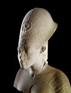 Buste van Farao Achnaton (Amenophis IV). 18e dynastie (1550-1295 v.Chr.). Uit Tell el Amarna. Parijs, Louvre Museum door School Egyptian