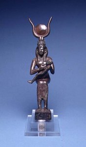 E.122-1954 Iris Verzorgt Horus (vooraanzicht) Egyptisch, 715-525 v.Chr. (koperlegering) door School Egyptian