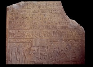 Egyptische oudheid: grafstele bedekt met een inscriptie in codetaal in de vorm van hiërogliefen. Parijs, Louvre Museum door School Egyptian