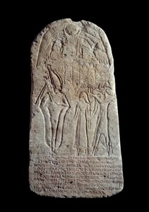 Egyptische antiquiteit: kalkstenen grafstèle van een jonge man die op zestienjarige leeftijd stierf