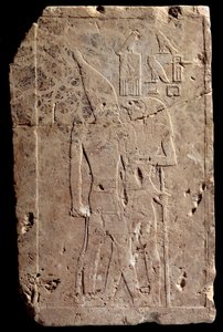 Egyptische oudheid: kalkstenen reliëf dat koning Qahedjet (Kahedjet) omarmd door de god Horus afbeeldt. Oude rijk. Einde van de 3e dynastie. 2700-2620 v.Chr. Parijs, Louvre Museum