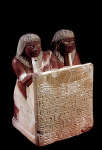 Egyptische oudheid: kalkstenen beeld dat fungeert als stele in de naam van Didi en zijn zoon Padoua. Nieuwe Rijk. Uit Deir el Medineh. Hoogte 0,31 m Parijs, Musee du Louvre