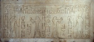 Egyptische oudheid: kalkstenen stèle die koning Sesostris III (1862-1843 v.Chr.) (links) als jonge man afbeeldt, rechts biedt een oude man brood en cake aan de god Monti. 1878-1843 v.Chr. Uit Medamoud. Parijs, Louvre Museum door School Egyptian