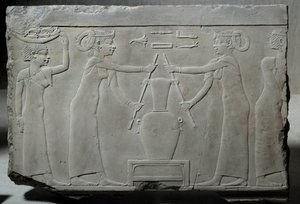 Egyptische antiquiteit: laag kalkstenen reliëf dat vrouwen voorstelt die leliebloemen persen om de essentie genaamd 