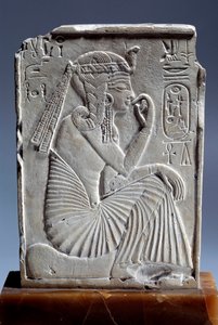 Egyptische oudheid: kleine kalkstenen stèle van Ramses II: de kinderkoning zit op het teken van de horizon. 19e dynastie (ca. 1295-1186). Parijs, Louvre Museum