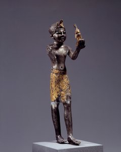 Egyptische antiquiteit: beeldje van koning (Sethi I?) die het offer van Maat brengt. Zilver en gouden beeldhouwwerk. Regering van Sethi (1294-1279 v.Chr.). Dim. 19 cm. Parijs, Louvre Museum door School Egyptian
