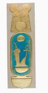 Reconstructie van een cartouche van Amenhotep III uit Malqata, ca. 1390-1353 BC (faience, modern gips en goudverf)