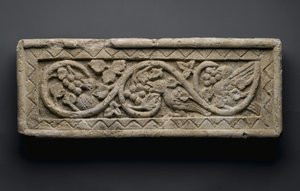 Reliëf van een plantenscroll met vogels en druiven, uit Behnesa, 5e-6e eeuw