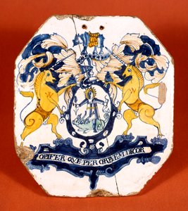 Apothekerstegel met het wapen en motto van de Worshipful Society of Apothecaries of London (keramiek)