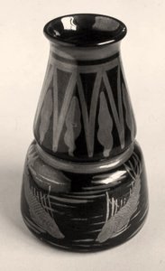 Burmantofts faience vaas, koperlusterglazuur met iriserende glazuur