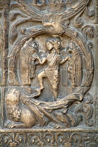 Gotische kunst: Piedroit van de rechterpoort van de westelijke gevel van de Basiliek van Saint Denis die het werk van de velden voorstelt: Januari. Saint-Denis, Frankrijk
