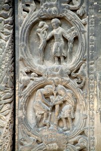 Gotische kunst: Piedroit van de rechterpoort van de westelijke gevel van de Basiliek van Saint Denis die het werk van de velden voorstelt: April (boven) en Maart (onder). Saint-Denis, Frankrijk
