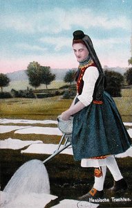 Ansichtkaart met een dienstmeisje uit Hessen in Duitsland die kleding wast, ca. 1914 door School German