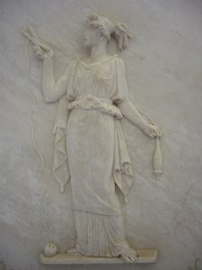 Bas-reliëf van Atropos die de draad van het leven doorsnijdt (marmer)