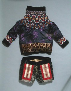 Damesjas en shorts, uit Groenland door School Inuit