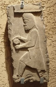 Een Mede aan het Koninklijk Hof van Persepolis met een bedekte vaas, Achaemenid door School Iranian