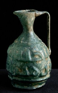 Kleine glazen amphora met inscripties. 9e-10e eeuw Uit Irak. Dim. 8,9 cm Parijs, Louvre Museum door School Iraqi