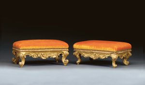 Een paar Italiaanse rococo vergulde voetenbankjes