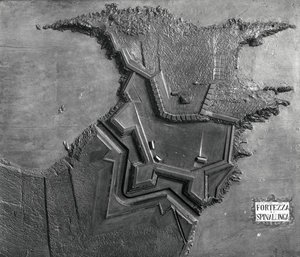 Een reliëfkaart van het Venetiaanse fort op Spinalonga, Kreta in 1619 door School Italian