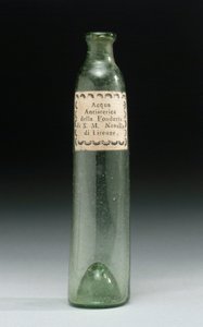 Fles die anti-hysterie water bevatte, van de Fonderia di Sua Altezza Reale, Officina Profumo, Farmaceutica di Santa Maria Novella, Florence, ca. 1850-1920