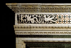 Detail van de decoraties rondom de marmeren trandola