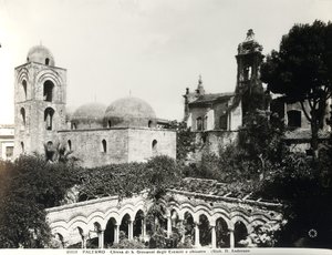 Uitzicht op het oostelijke einde van de kerk, gebouwd in 1132-48 door koning Roger II (d.1154) van Sicilië en het klooster gebouwd in de 13e eeuw