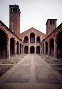 Zicht op de gevel van de kerk van Sint Ambrosius (Basilica di Sant