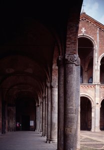 Zicht op het portiek van de kerk van Sint Ambrosius (Basilica di Sant