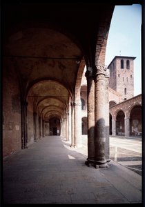 Uitzicht op het portiek van de kerk van Sint Ambrosius (Basilica di Sant