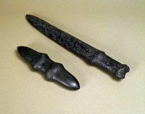 Dolkblad en stenen dolk, Jomon-periode 4500-3700 v.Chr. door Japanese School