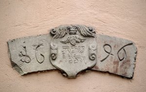 Het steegje van de Joden in Obernai (67). Plaatsen van aanbidding: inscriptie met een Hebreeuwse datum en de overeenkomstige datum van de christelijke jaartelling: 1696. Een synagoge zou naar verluidt twee jaar na de toestemming van Intendant La Grange zij door School Jewish