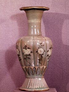 Koreaanse kunst: keramische vaas versierd met bloemen. Koryo periode. 12e eeuw. Museum voor Schone Kunsten, Duksoo Paleis, Korea door School Korean