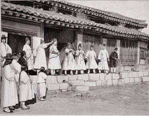 Boogschutters in het oude paleis van Seoul, Korea, eind 19e eeuw door School Korean