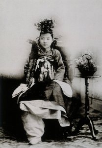Koreaanse vrouw in traditionele trouwjurk