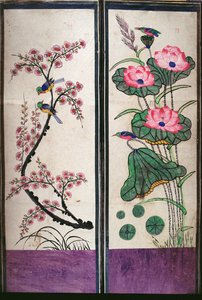 Twee panelen van een achtvoudig scherm met vogels en bloemen (natuurlijke pigmenten op papier) door School Korean