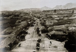 Uitzicht op Chongro Avenue in Seoul, hoofdstad van Korea door School Korean