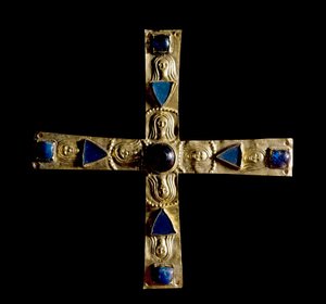 Archeologie van de Middeleeuwen. Barbaarse kunst van Lombardije: Kruis van Gisulfo, in gestoten bladgoud met halfedelstenen, petre enchassee. Gemaakt door een Lombardische meester uit de 7e eeuw. Hoogte: 11 cm. Italië, Cividale del Friuli, Archeologisch Mu