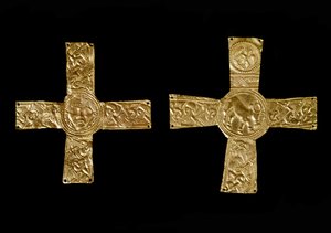 Archeologie van de Middeleeuwen. Barbaarse kunst van Lombardije: borstbeelden in gouden bladeren. Lombardische kunst van de 7e eeuw