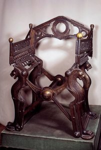Merovingische kunst: stoel of troon van Dagobert I (602/605-638). Gemaakt in verguld brons in de 7e-9e eeuw. Uit de schat van de abdij van Saint-Denis. Parijs, B.N.