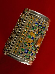 Armband in koraal, zilver en email, Marokko door School Moroccan