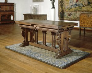 Notenhouten tafel met laden op eiken frame met Toscaanse zuilen, 1550-1600 door School Netherlandish