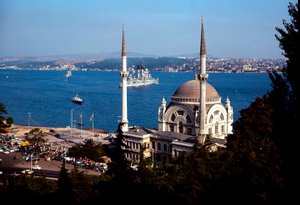 Ottomaanse architectuur: uitzicht op de Dolmabahce-moskee aan de Bosporus