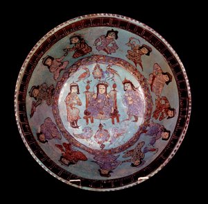 Perzische kunst: polychrome conische kom op een blauwe achtergrond met een prins zittend op zijn troon tussen twee pages. Privécollectie door School Persian