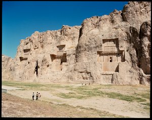 Uitzicht op de Necropolis en de Vier graven van Achaemenidische koningen door School Persian