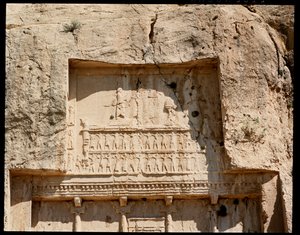 Uitzicht op de Necropolis en het graf van Darius I de Grote met reliëf dat hem toont terwijl hij de zon eert