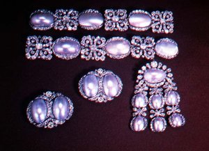 Set sieraden, broche, oorclips en armbanden, tweede helft van de 18e eeuw