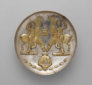 Bord met jongeren en gevleugelde paarden, c.5e-6e eeuw AD (zilver, kwikvergulding) door School Sasanian