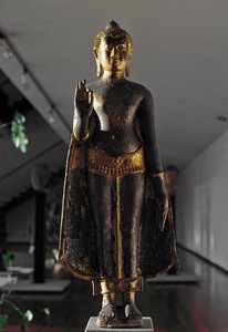 Lopburi-stijl: abhyamudra boeddha (sculptuur) door School Siamese